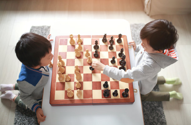 与孩童下棋