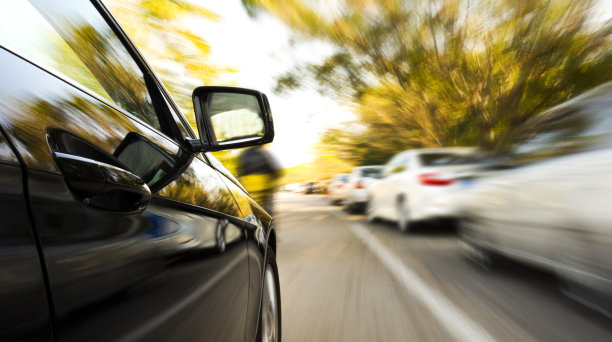 疾驰在道路上的汽车