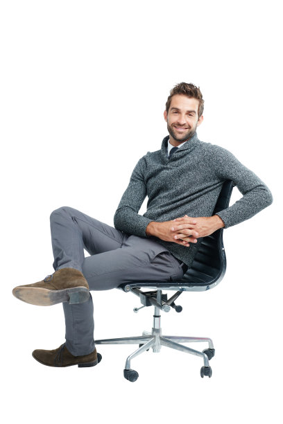 微笑的男商人坐在办公椅子上