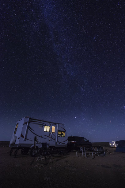 星空下的越野车