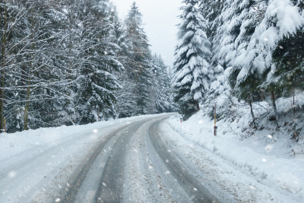 雪天路滑