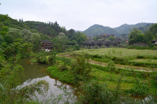 山间河流廊桥