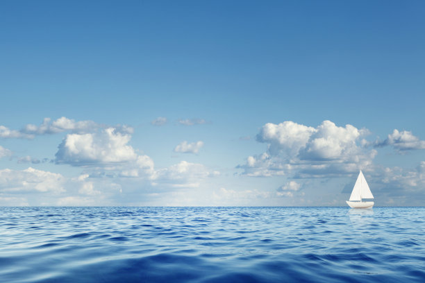 海景蓝色白云帆船