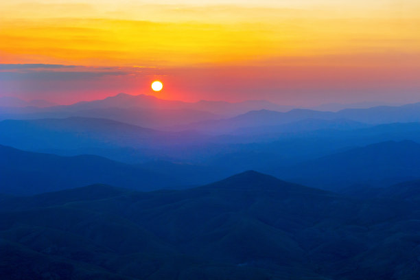 夕阳与山脉