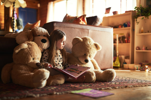 小女孩和小熊
