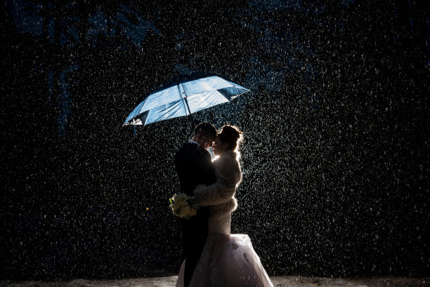 在雨中拥抱的情侣