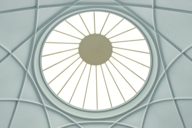 豪华建筑中庭的玻璃穹顶