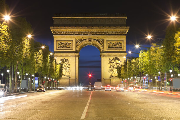 仰视法国巴黎凯旋门上的雕塑