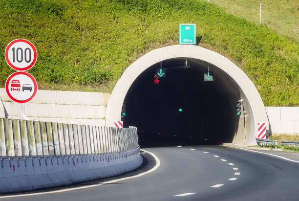 公路隧道出口