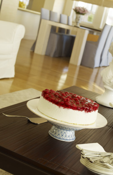 桌子盘子里的甜点蛋糕特写镜头