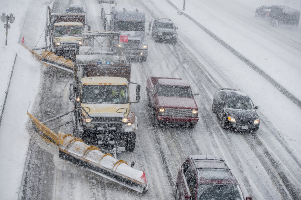 扫雪铲雪从公路在暴风雪中