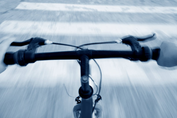 骑自行车过斑马线