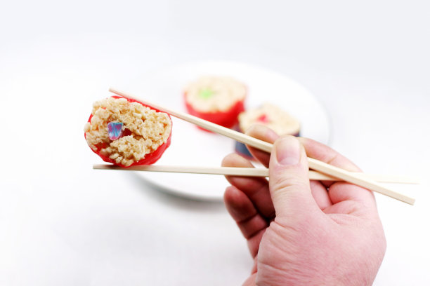 筷子夹起的食物