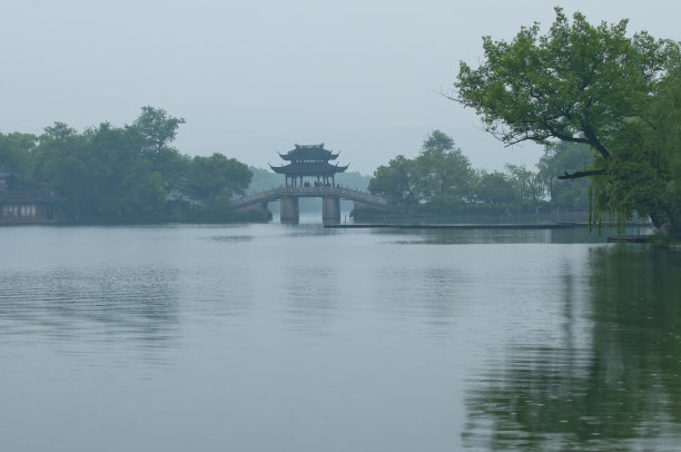 阴雨西湖