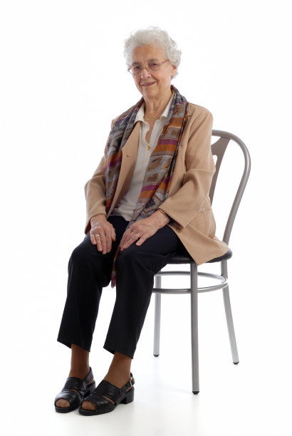 坐在椅子上的老年妇女的肖像