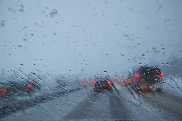 雨中驾驶