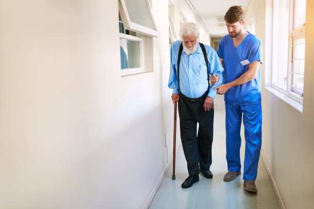 护士帮助老年人走路