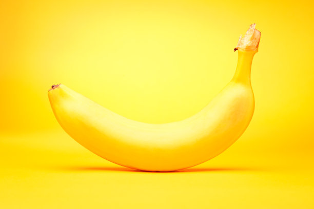 黄色背景香蕉
