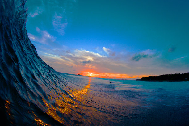 夕阳下的海浪