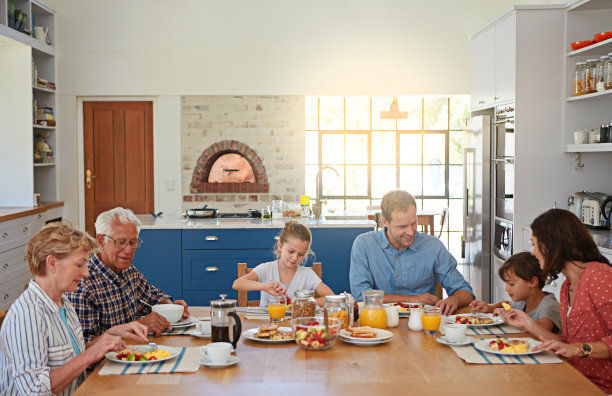 爷爷和孙子在家吃早餐