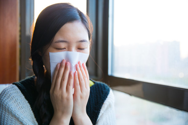 在擤鼻涕的女人