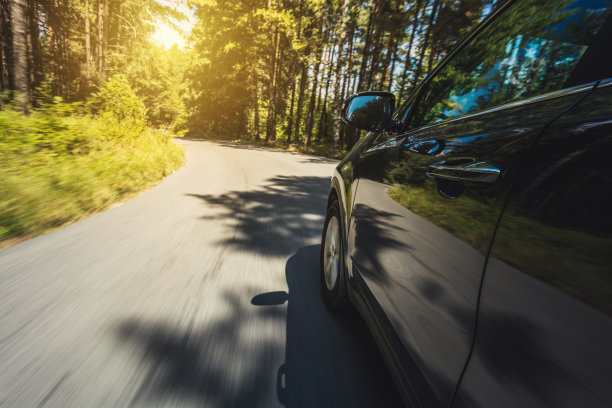 疾驰在道路上的汽车