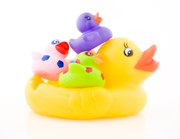 粉红色的；紫色的橡胶鸭和黄色的鸭子