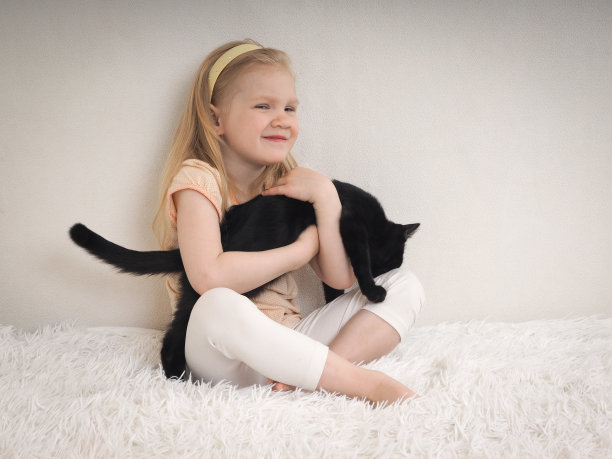 女孩抱着小猫