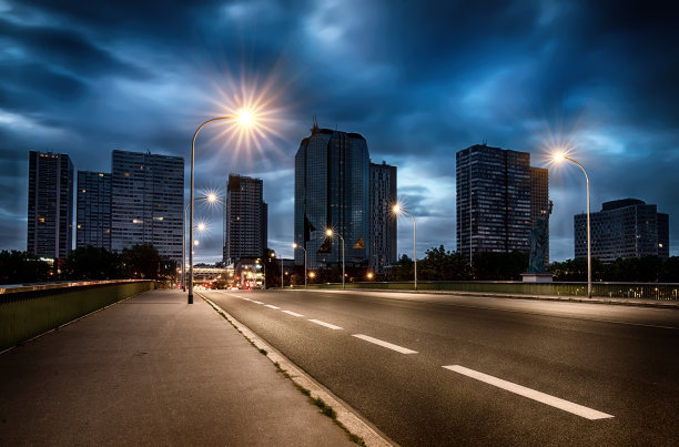 摩天楼夜景近景