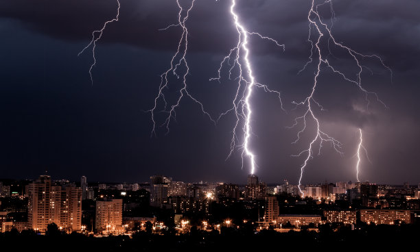 雷电交加