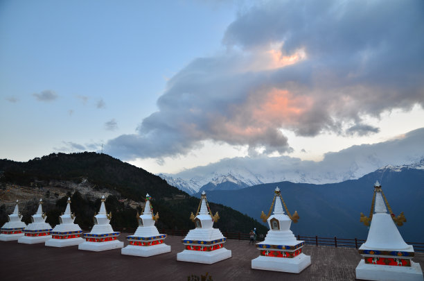 西藏风光,白云之上