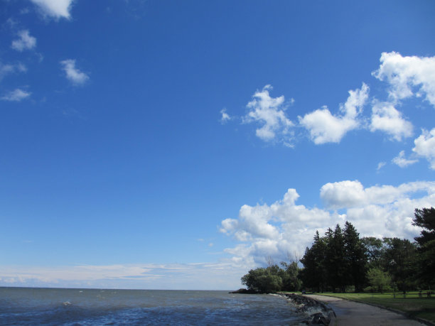 沥青地面和园林湖泊景观