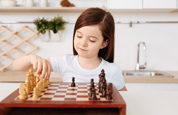 下国际象棋的孩子