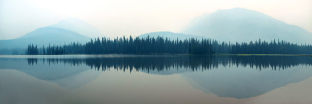 湖面薄雾
