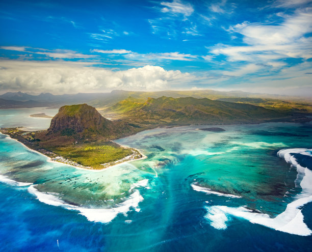 航拍大海礁石和海浪风景