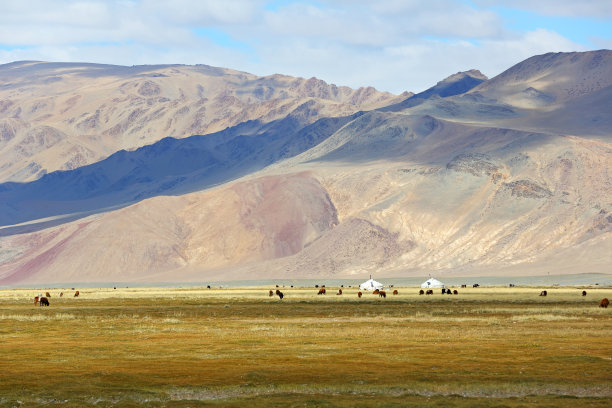 天空草原蒙古包
