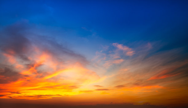 夕阳在云层中