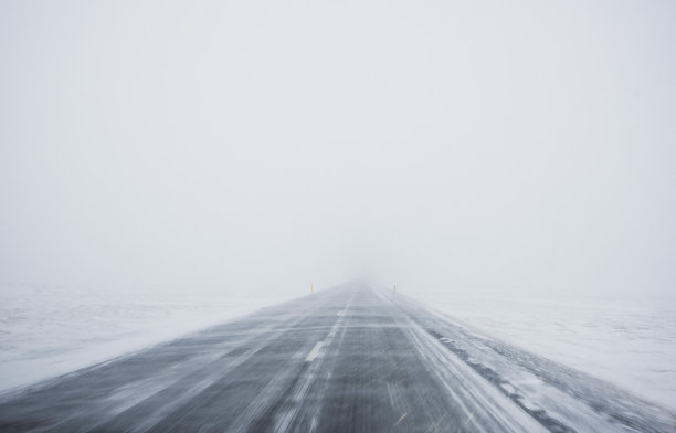 下雪的马路