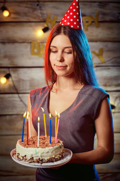 女人用蛋糕和蜡烛庆祝生日