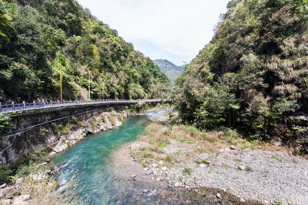 山间流水