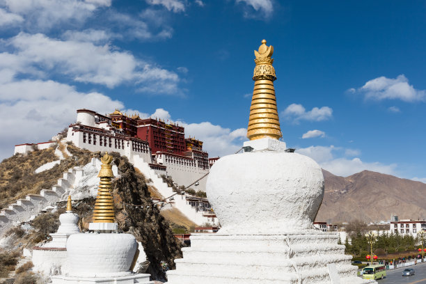 晨光中的西藏布达拉宫