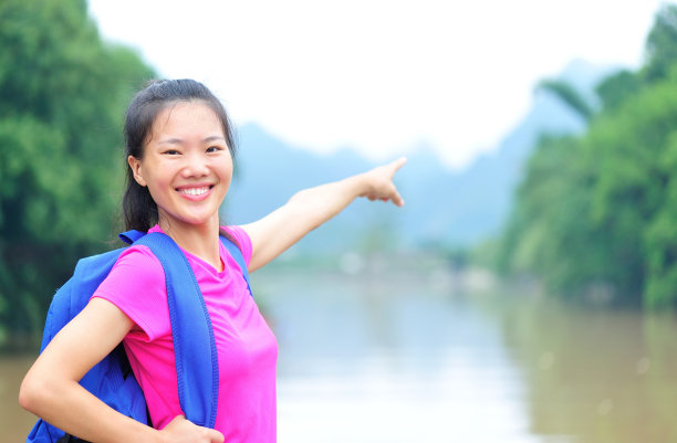 夏日乡间的竹林