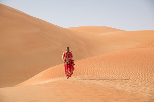 沙漠红衣美女