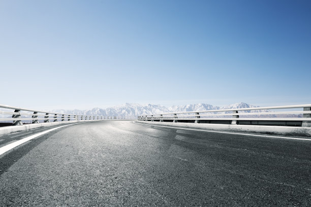 积雪的道路