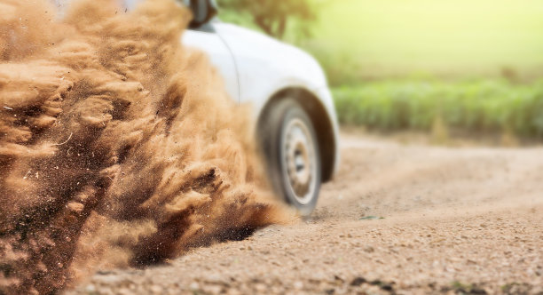 疾驰在道路上的汽车