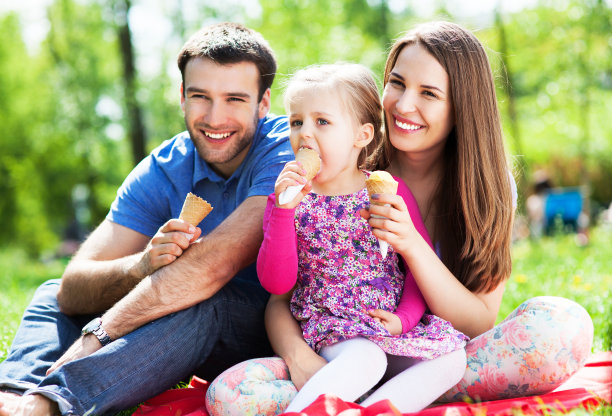 快乐家庭吃冰淇淋