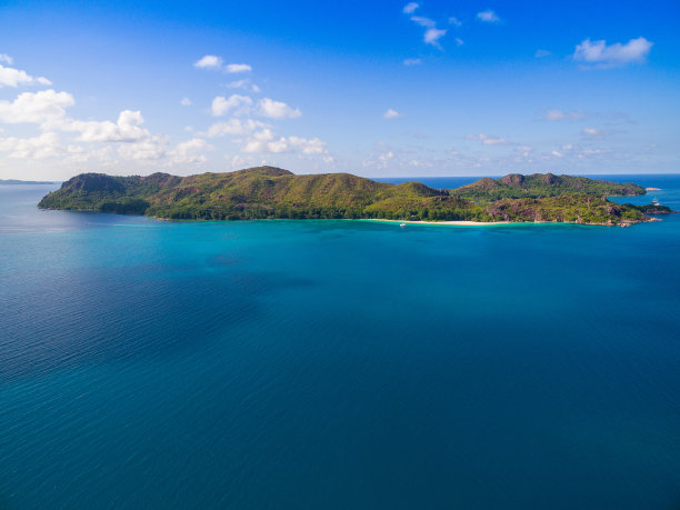 航拍海岛丛林风景