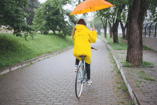 雨中单车