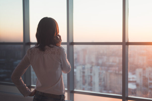 商务女人打电话