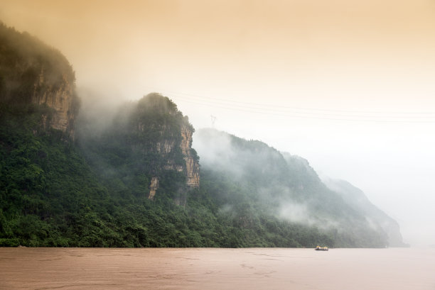 雨中堤坝